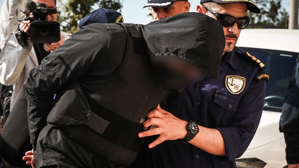 Άγιος Δημήτριος: Με κουκούλα και αλεξίσφαιρο στο Ναυτοδικείο ο 20χρονος δολοφόνος του 27χρονου