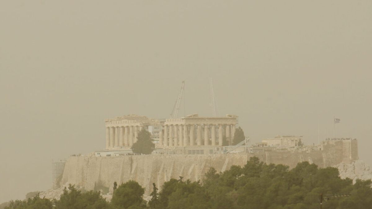 Το νέφος είχε κυριολεκτικά «κατέβει» στο επίπεδο των πολυκατοικιών, στα 80 μέτρα