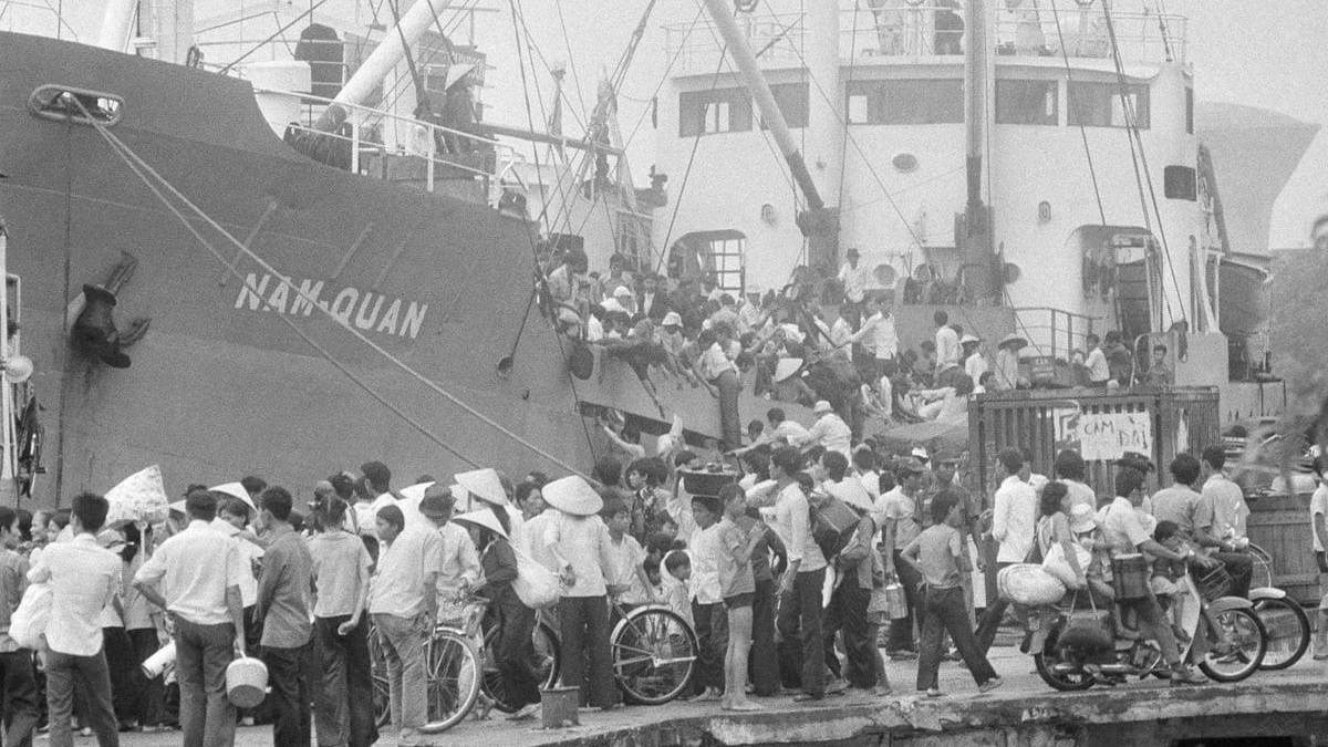 Χιλιάδες άνθρωποι είχαν συγκεντρωθεί γύρω από την πρεσβεία