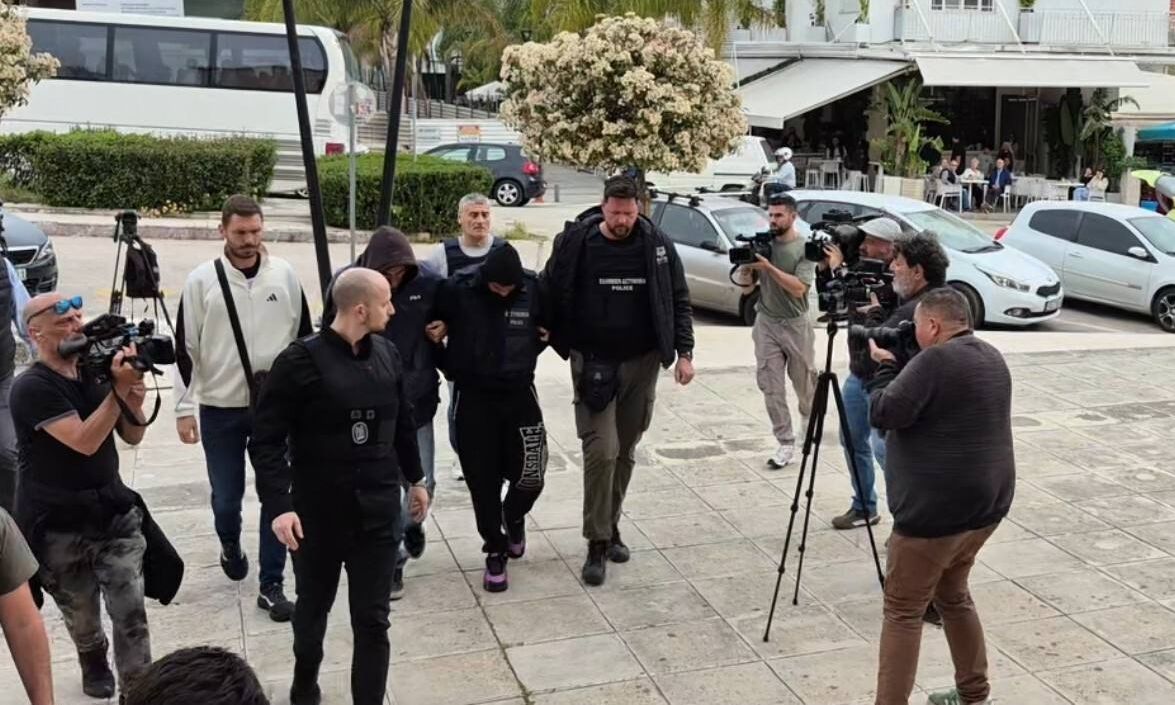«Την πήγα λιπόθυμη έξω…»: Στο Δικαστήριο ο πρώην αρσιβαρίστας για τον θάνατο της Μυρτούς – Η ώρα της αλήθειας για το «ανθρωποκτονία από πρόθεση» την ημέρα που την αποχαιρετά το νησί!