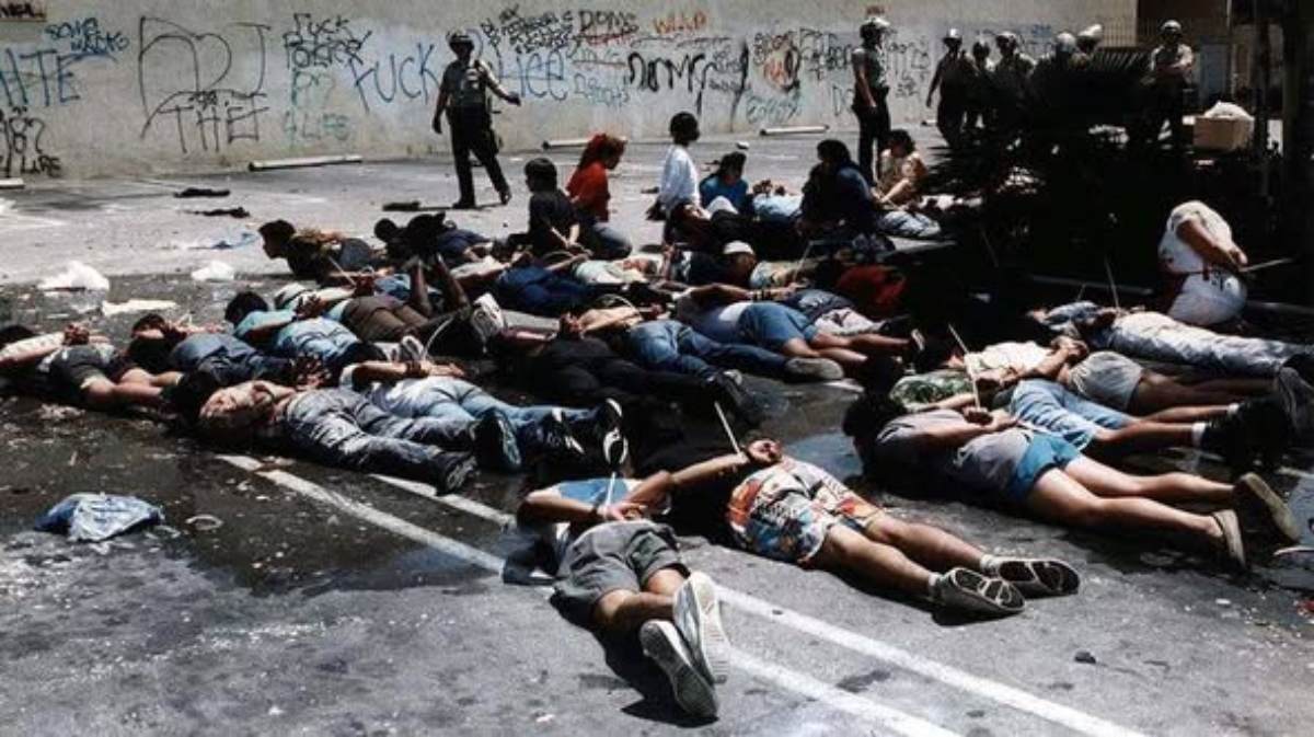31 νεκροί, ενώ σε άλλες πόλεις όπου επεκτάθηκαν οι ταραχές οι νεκροί φτάνουν τους 44 και οι τραυματίες τους 2.000