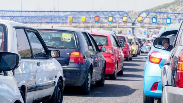 Ουρές χιλιομέτρων στα διόδια Ελευσίνας: Ο απόλυτος οδηγός για την έξοδο του Πάσχα – Τι να προσέξετε σε δρόμους, ΚΤΕΛ και λιμάνια