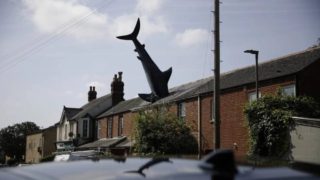 Καρχαρίας σε σκεπή σπιτιού στην Οξφόρδη: Η απίστευτη ιστορία πίσω από το πιο παράξενο αξιοθέατο