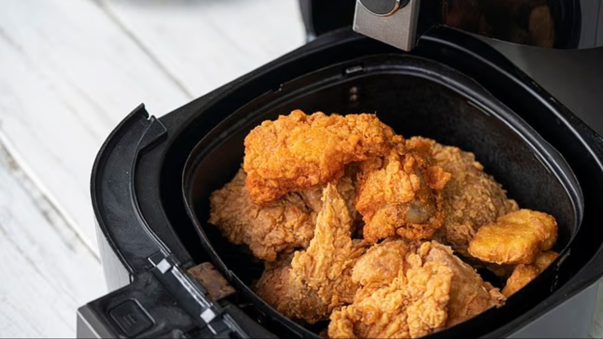 Air Fryer: Γιατί η μαγειρική συσκευή-φαινόμενο δέχεται «πυρά» τελευταία – Πόσο επικίνδυνο είναι τελικά;