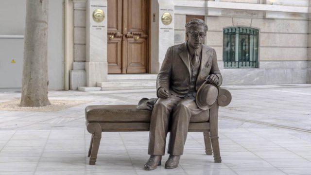 Ο Καβάφης επιστρέφει στην Αθήνα: Ένα γλυπτό παγκάκι που φέρνει την ποίηση στην καθημερινότητα