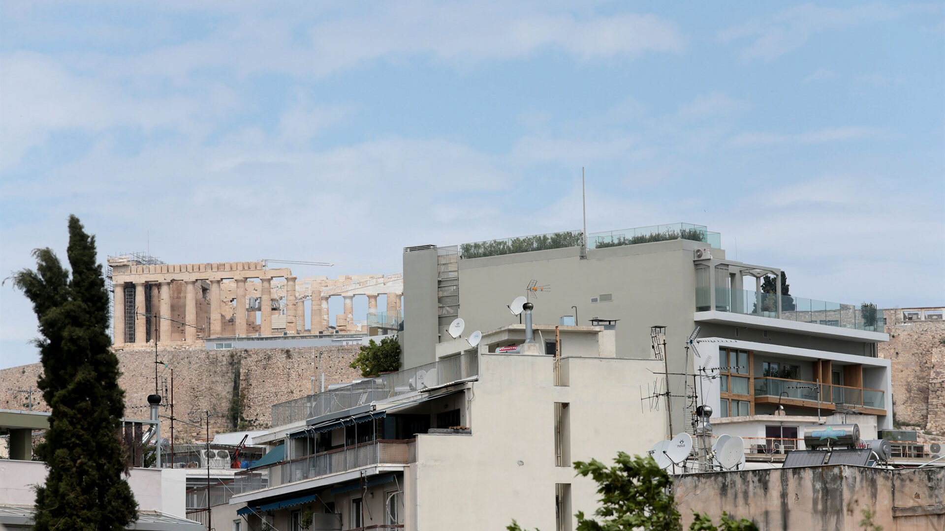 «Όρθιο» παραμένει το ξενοδοχείο του «Coco Mat» που εμποδίζει τη θέα στην Ακρόπολη – «Στραβά μάτια» από την Αποκεντρωμένη Διοίκηση Αττικής