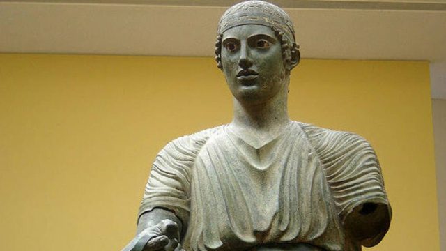 Σαν σήμερα, 16 Απριλίου 1896: Η ανακάλυψη του Ηνιόχου των Δελφών που αποκάλυψε ένα αριστούργημα της αρχαιότητας