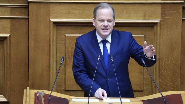 Ο Κώστας Καραμανλής, αφού γλίτωσε από απανωτά σκάνδαλα, δήλωσε αυτό που όλη η Ελλάδα περίμενε να ακούσει από τα χείλη του – «Δεν θα πολιτευτώ στις επόμενες εκλογές»