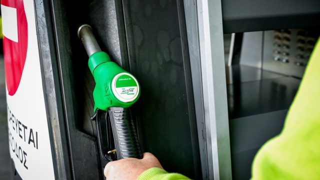Σκαρφαλώνουν ξανά οι τιμές στη βενζίνη – Τι φέρνει το νέο «κύμα» αυξήσεων