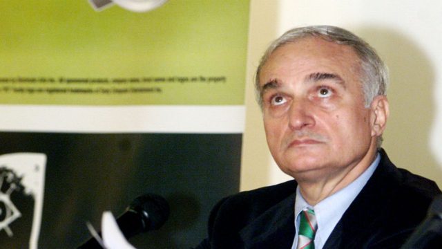 Τέλος η οδύσσεια για τον Μανώλη Μαυρομμάτη: Επέστρεψε σπίτι του ο «βράχος» της αθλητικογραφίας μετά από 2 χρόνια νοσηλείας