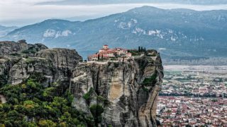 Τραγωδία στα Μετέωρα: Γυναίκα έπεσε από τα βράχια και σκοτώθηκε