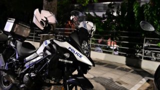 Αγωνία στον Νέο Κόσμο: Δεν παραδίδεται ο 51χρονος με την καραμπίνα – Χτυπούσε την 81χρονη μητέρα του και αυτή τον κατήγγειλε