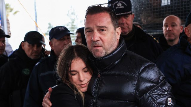«Αθάνατες! Όλοι φυλακή!»: Συγκλόνισε το ξέσπασμα του Νίκου Πλακιά για την δολοφονία των δίδυμων κοριτσιών του στη δίκη για τα Τέμπη