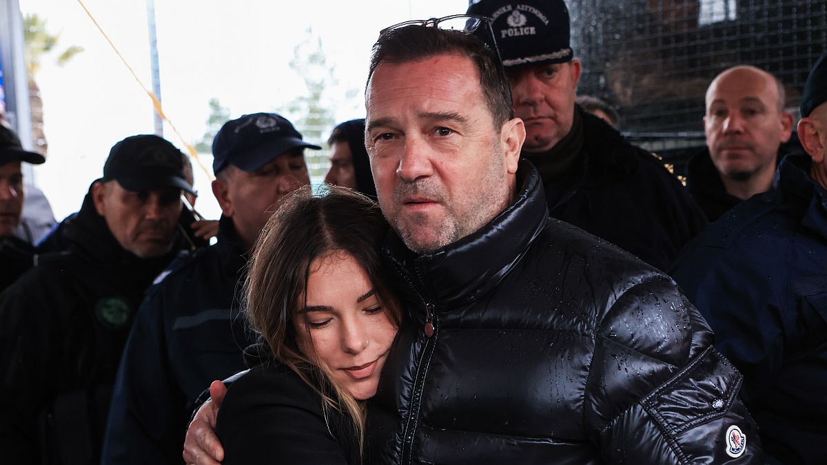 «Αθάνατες! Όλοι φυλακή!»: Συγκλόνισε το ξέσπασμα του Νίκου Πλακιά για την δολοφονία των δίδυμων κοριτσιών του στη δίκη για τα Τέμπη