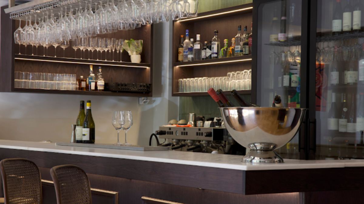 Pied à Terre: Το νέο wine bistro των Ιλισίων με γαλλική κουζίνα και 80 ετικέτες κρασιού