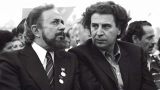 Σαν σήμερα, 03 Απριλίου 1966: Η «Ρωμιοσύνη» του Θεοδωράκη δονεί το θέατρο Διάνα – Όταν η ποίηση του Ρίτσου κατέβηκε στους δρόμους