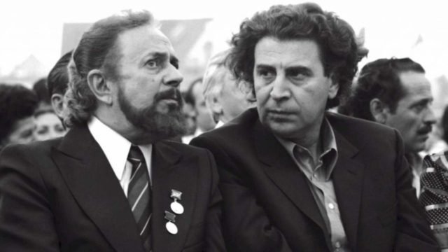Σαν σήμερα, 03 Απριλίου 1966: Η «Ρωμιοσύνη» του Θεοδωράκη δονεί το θέατρο Διάνα – Όταν η ποίηση του Ρίτσου κατέβηκε στους δρόμους