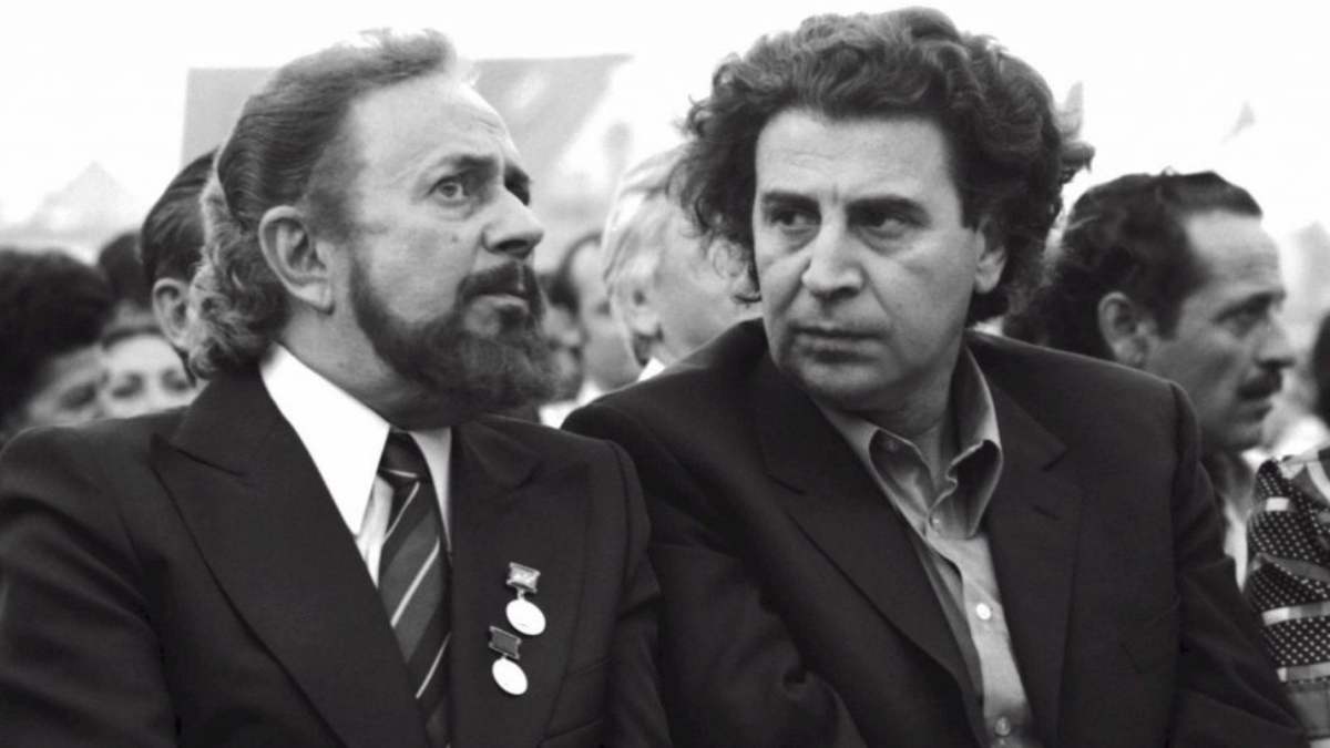Σαν σήμερα, 03 Απριλίου 1966: Η «Ρωμιοσύνη» του Θεοδωράκη δονεί το θέατρο Διάνα – Όταν η ποίηση του Ρίτσου κατέβηκε στους δρόμους