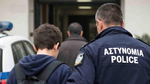 Ηράκλειο: Ανήλικος με κροτίδες και φωτοβολίδες στο σπίτι – Συνελήφθη και η μητέρα