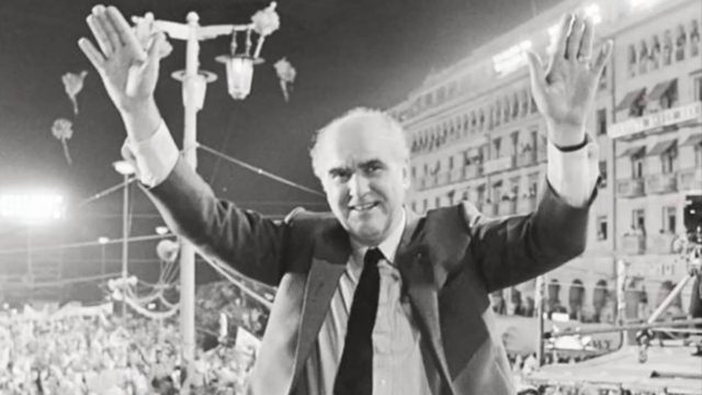 Σαν σήμερα, 20 Απριλίου 1989: Το «Τσοβόλα, δώσ’ τα όλα» που έμεινε στην πολιτική ιστορία