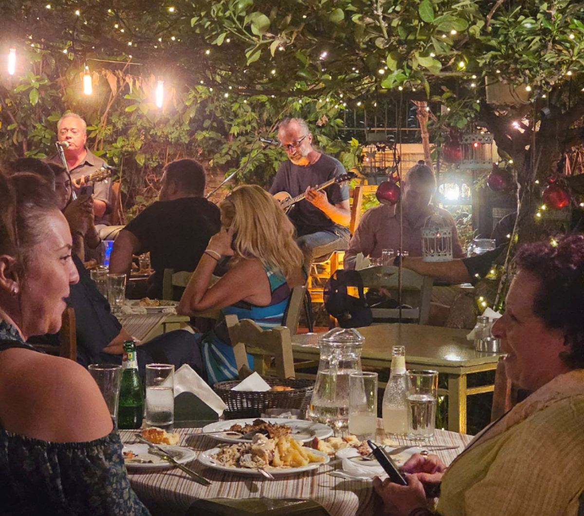 Στιγμές από το μαγαζί και τη ζωντανή μουσική