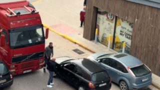 Επικός καβγάς στον δρόμο με «γαλλικά» και «ευχούλες», δείτε βίντεο