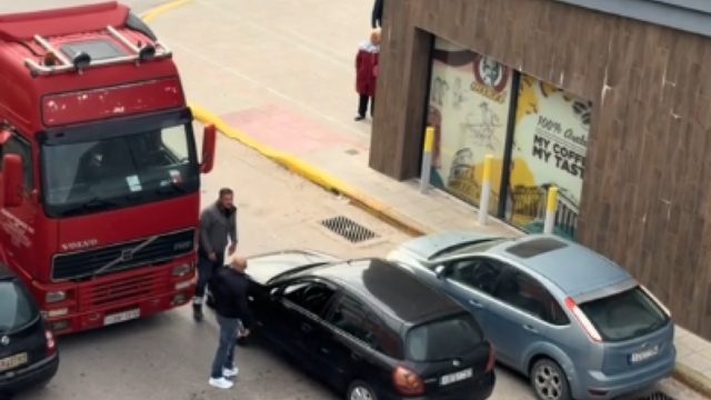 Επικός καβγάς στον δρόμο με «γαλλικά» και «ευχούλες», δείτε βίντεο