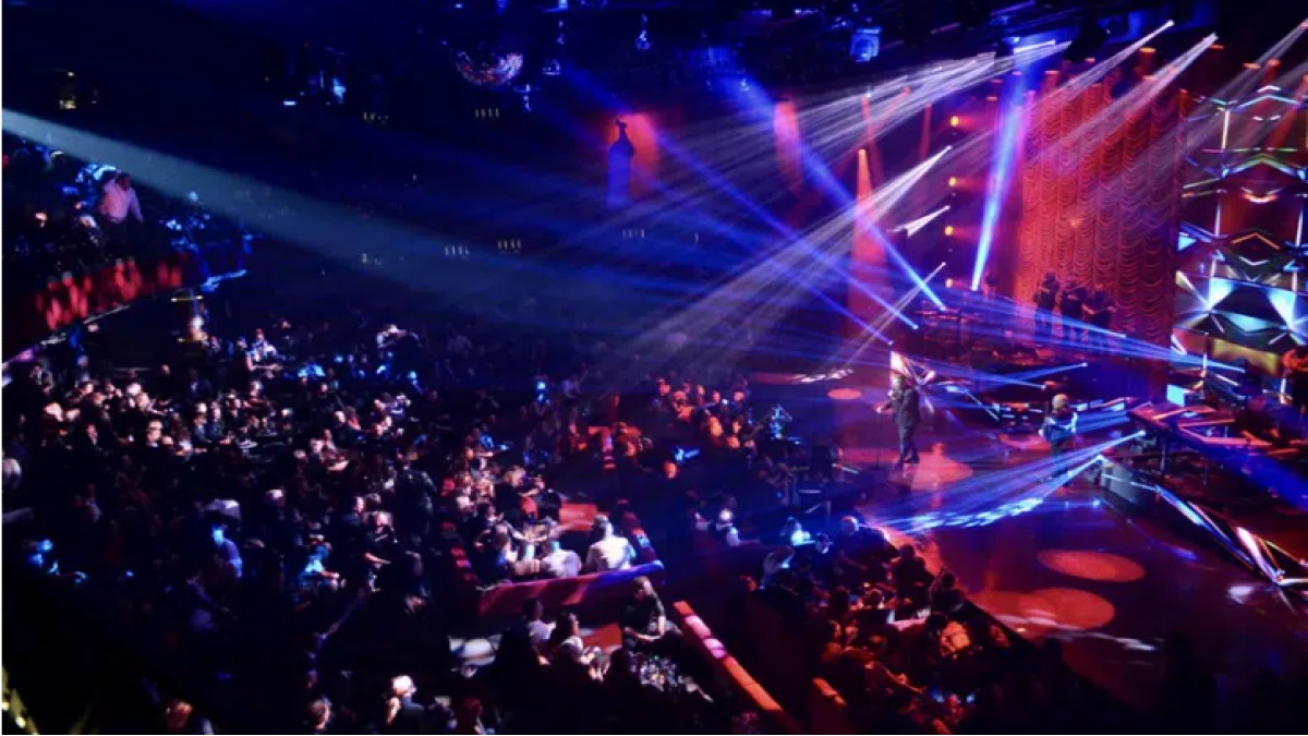 Αυτά είναι τα νυχτερινά σχήματα που «κλείδωσαν» στην καλοκαιρινή νυχτερινή Αθήνα