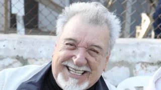 «Με βάραγε από αγάπη»: Δικαιολόγησε το ξύλο που έτρωγε από τον πατέρα του ο Τάσος Χαλκιάς και ανάβει «φωτιές»