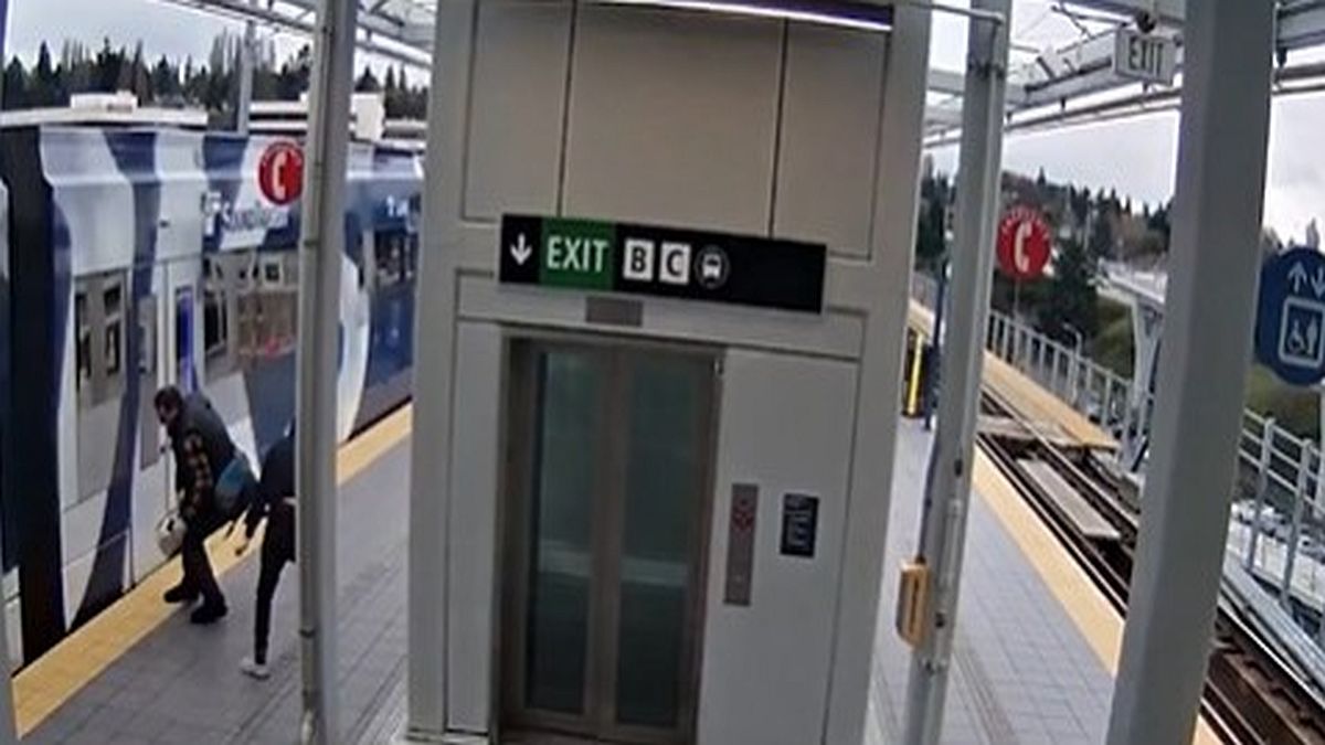 Τρόμος στις ράγες: Η στιγμή που κουκουλοφόρος σπρώχνει επιβάτη στις γραμμές ενώ περνάει το τρένο