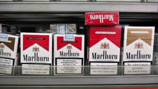 Τσιγάρα-φωτιά: Πώς το κράτος “γδέρνει” τους Έλληνες καπνιστές με το πρόσχημα της υγείας – Δείτε τη νέα τιμή-σοκ!