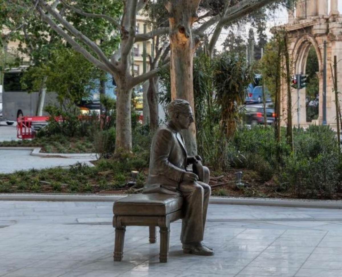 Επιτρέπει στον επισκέπτη να καθίσει δίπλα του,