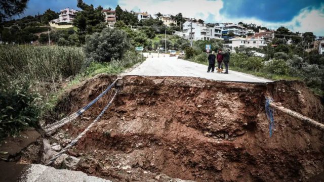 Κακοκαιρία Erminio: Χαράδρα 10 μέτρων «κόβει» τον δρόμο στην Καλλιτεχνούπολη