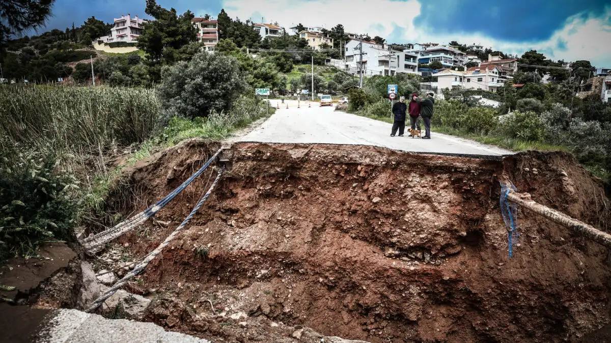 Κακοκαιρία Erminio: Χαράδρα 10 μέτρων «κόβει» τον δρόμο στην Καλλιτεχνούπολη