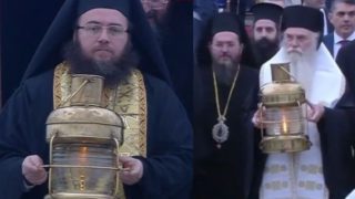 Έφτασε το Άγιο Φως στην Αθήνα: Συγκινητικές στιγμές, δείτε βίντεο – Με πτήσεις σε όλη τη χώρα για την Ανάσταση