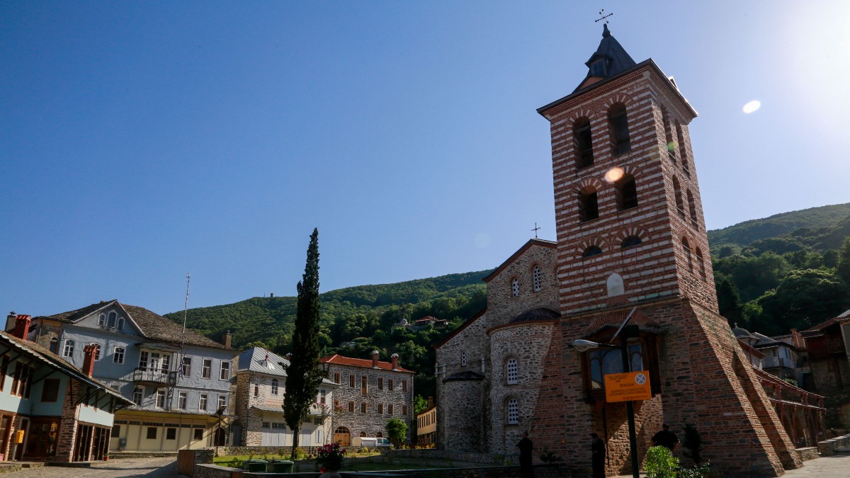 Στα Καρούλια του Άθω: Εκεί που η πίστη δοκιμάζεται στα άκρα