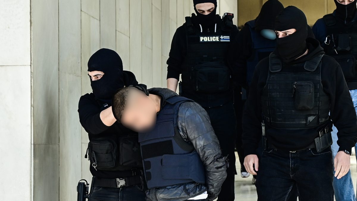 «Θόλωσα και τον μαχαίρωσα»: Τι θα ισχυριστεί ο 20χρονος για το έγκλημα στον Άγιο Δημήτριο