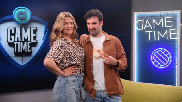 Ο Τάσος Δέδες μιμείται τον Θανάση Βέγγο σε μία μοναδική παράσταση στο Allwyn Game Time