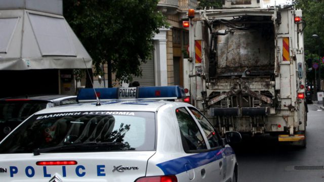 Σοκ στη Θεσσαλονίκη: Άνδρας κοιμόταν σε κάδο σκουπιδιών και βρέθηκε μέσα στο απορριμματοφόρο – Κατέληξε στην πρέσα