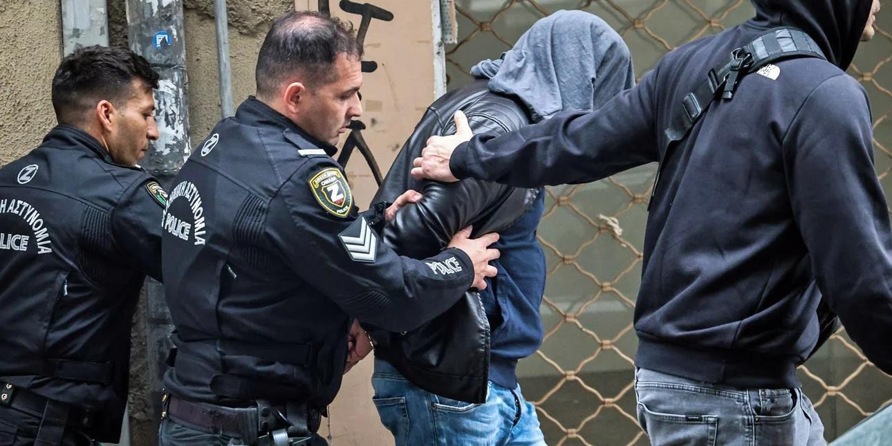Οι αρχές στην Αθήνα αναλύουν καρέ-καρέ το υλικό από τις κάμερες ασφαλείας για τον θάνατο της 30χρονης.