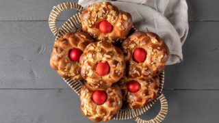 Η πιο νόστιμη και γρήγορη συνταγή για πασχαλινά τσουρέκια – Από τον Άκη Πετρετζίκη