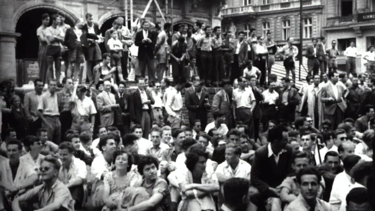 Αντιπρόσωποι φοιτητικών συλλόγων από όλη τη χώρα συγκεντρώνονται στο θέατρο Χατζηχρήστου στην Αθήνα