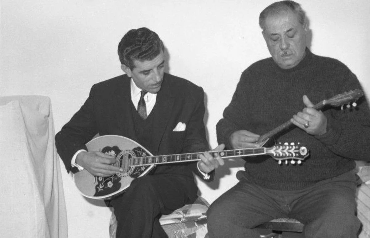 Το 1949, μπήκε επίσημα στη δισκογραφία με το τραγούδι «Το Καντήλι τρεμοσβήνει», έχοντας δίπλα του τον Μάρκο Βαμβακάρη