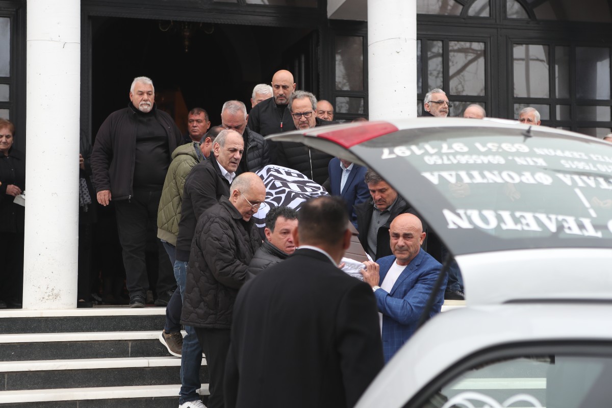 Η ποδοσφαιρική Ελλάδα αποχαιρέτησε τον Στέφανο Μπορμπόκη
