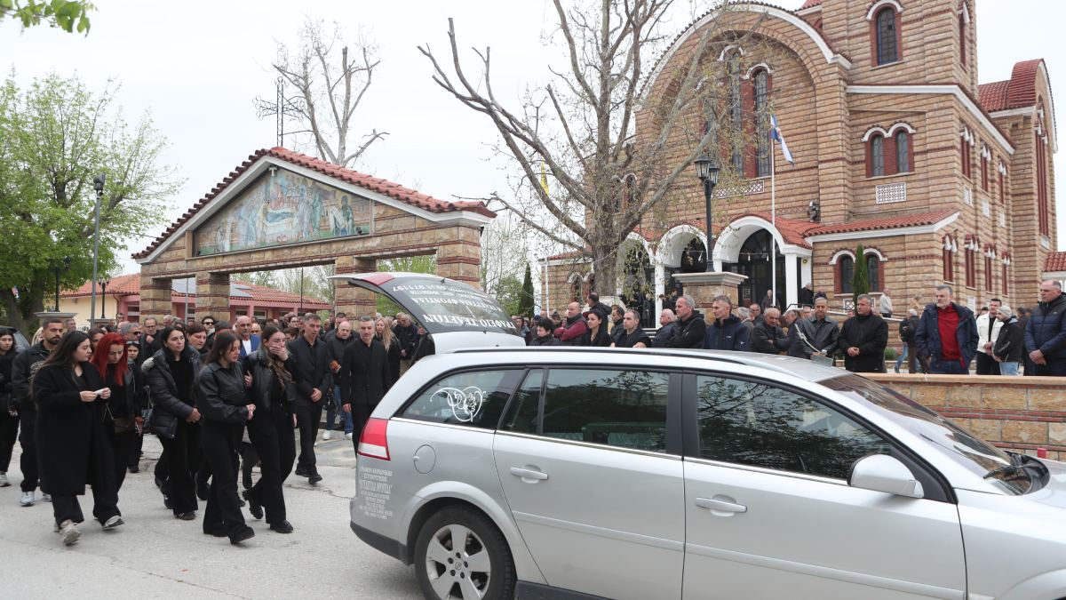 Πλήθος κόσμου και συγκίνηση στην κηδεία του Στέφανου Μπορμπόκη στις Σέρρες