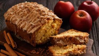 Κέικ μήλου με μέλι και κανέλα: Το πιο εύκολο γλυκό, χωρίς μίξερ που γεμίζει το σπίτι με αρώματα