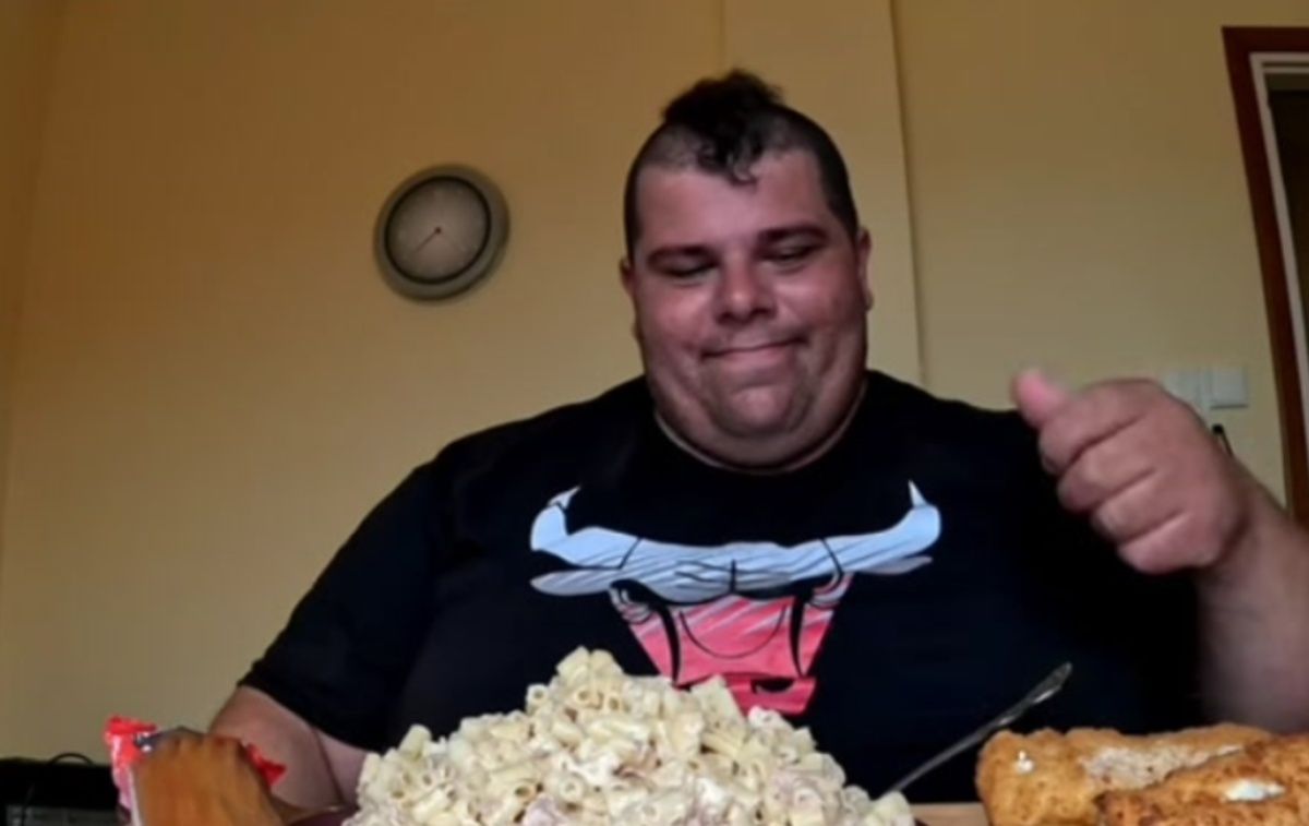 Viral σκηνικό στη Θεσσαλονίκη: YouTuber σε έξαλλη κατάσταση μπροστά σε περαστικούς