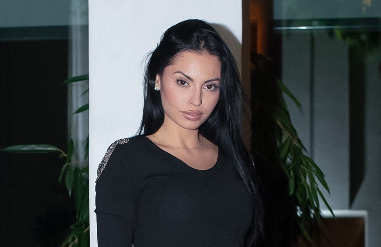 Φανερά εκνευρισμένη η Δήμητρα Αλεξανδράκη με την έλλειψη κατάνυξης στη Μονή Πεντέλης, σχολίασε καυστικά την οχλαγωγία που επικρατούσε κατά την περιφορά του Επιταφίου.