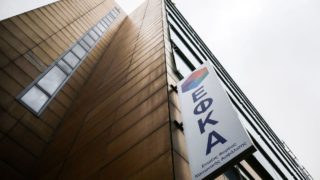 Αθήνα: Πώς ο 89χρονος ρακοσυλλέκτης έσπειρε τον τρόμο και παραμένει ασύλληπτος – Η επίθεση στον ΕΦΚΑ και η εισβολή στο Εφετείο