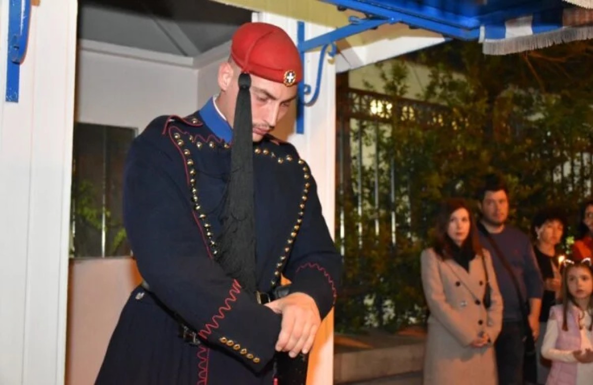 Η στιγμή που συγκλονίζει: Γιατί οι Εύζωνες σκύβουν το κεφάλι μόνο στον Επιτάφιο